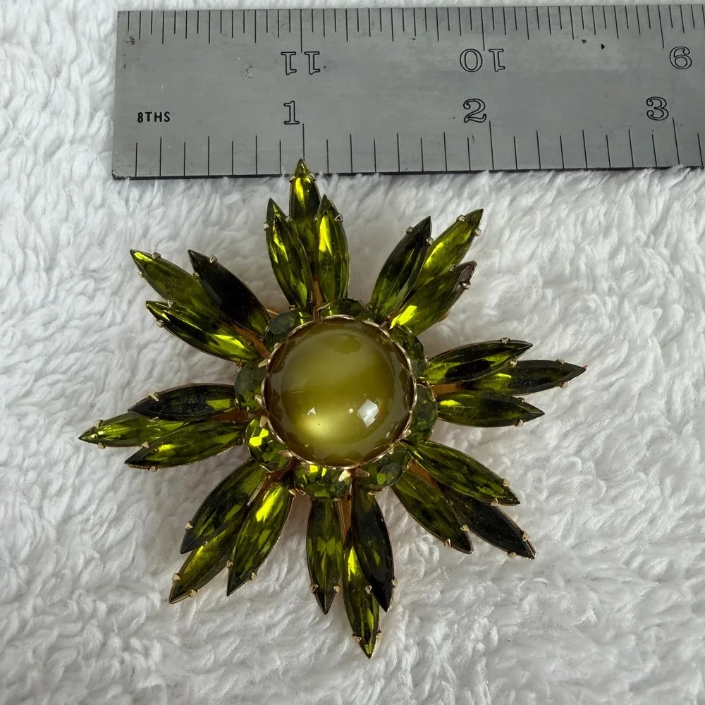 Vintage‎ Green Rhinestone Starburst Brooch Gold Tone Cats Eye Cabochon Statement